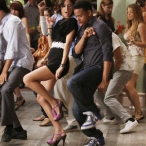 Tristan Wilds e Jessica Stroup in una scena dell'episodio To New Beginnings di 90210
