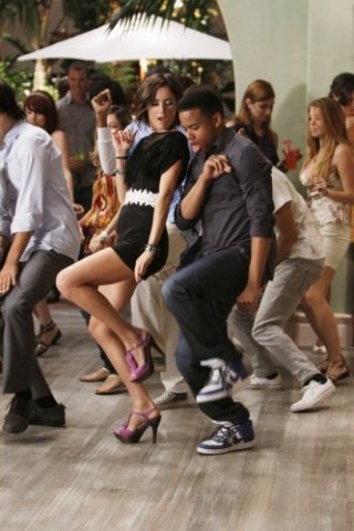 Tristan Wilds e Jessica Stroup in una scena dell'episodio To New Beginnings di 90210