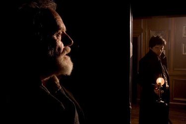 Anthony Hopkins e Benicio Del Toro in una scena di The Wolf Man
