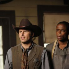 James Roday e Dulé Hill in una scena dell'episodio High Noon-ish di Psych
