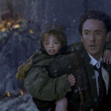 Morgan Lily e John Cusack in una scena del film 2012