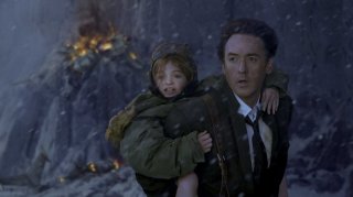 Morgan Lily e John Cusack in una scena del film 2012