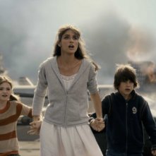 Morgan Lily, Amanda Peet e Liam James in una scena del film 2012