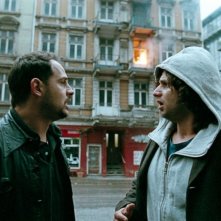Moritz Bleibtreu e Adam Bousdoukos in una scena del film Soul Kitchen di Fatih Akin