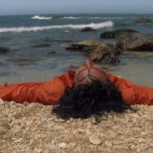 Un'immagine del film Between Two Worlds