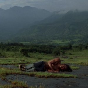 Un'immagine tratta dal film Between Two Worlds