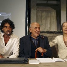 Luca Lionello, Arnoldo Foà e Lucia Poli in una scena del film Le ombre rosse