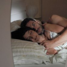 Maria De Medeiros e Massimo Poggio in un'immagine del film Il compleanno