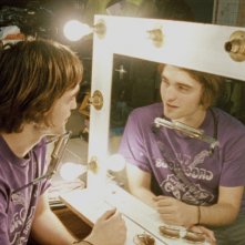 Robert Pattinson in una scena del film How To Be