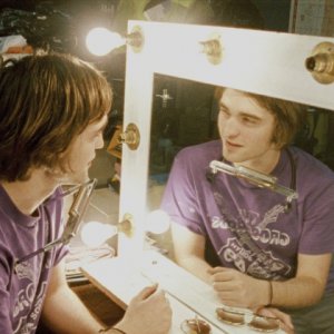 Robert Pattinson in una scena del film How To Be