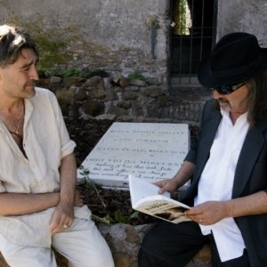 Salvatore Sansone e Biagio Propato in una scena del documentario Poeti di Toni D'Angelo