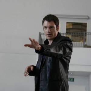 Tahmoh Penikett in una scena dell'episodio Vows di Dollhouse