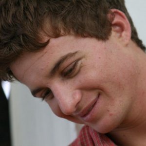 Un primo piano di Filippo Pucillo, protagonista del film Piede di Dio