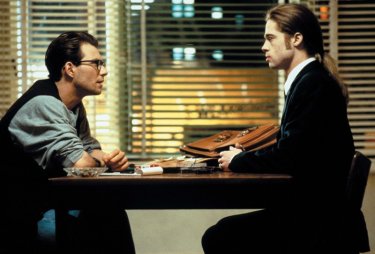 Daniel Malloy (Christian Slater) intervista il vampiro Louis de Pointe du Lac (Brad Pitt) nel film 'Interview with the Vampire'