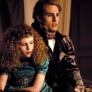 Lestat (Tom Cruise) con la piccola Claudia (Kirsten Dunst) in una scena del film Interview with the Vampire