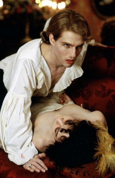 Lestat (Tom Cruise) e una sua vittima in una scena del film Intervista con il vampiro