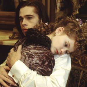 Louis (Brad Pitt) abbraccia la piccola Claudia (Kirsten Dunst) in una scena del film Intervista con il vampiro