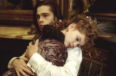 Louis (Brad Pitt) abbraccia la piccola Claudia (Kirsten Dunst) in una scena del film Intervista con il vampiro