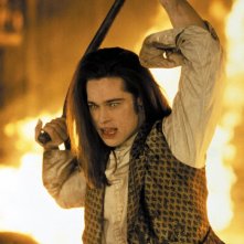 Louis (Brad Pitt), impazzito, da fuoco alla sua casa in una scena del film Intervista con il vampiro