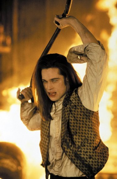 Louis (Brad Pitt), impazzito, da fuoco alla sua casa in una scena del film Intervista con il vampiro