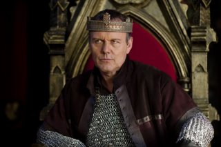 Anthony Head in una scena della stagione 2 di Merlin