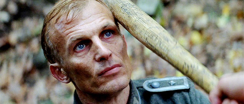 Christoph Waltz in una scena del film Bastardi senza gloria