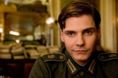 Daniel Brühl è Fredrick Zoller nel film Bastardi senza gloria