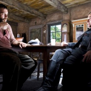 Denis Menochet e Christoph Waltz in una scena del film Bastardi senza gloria