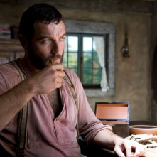 Denis Menochet in una scena del film Bastardi senza gloria