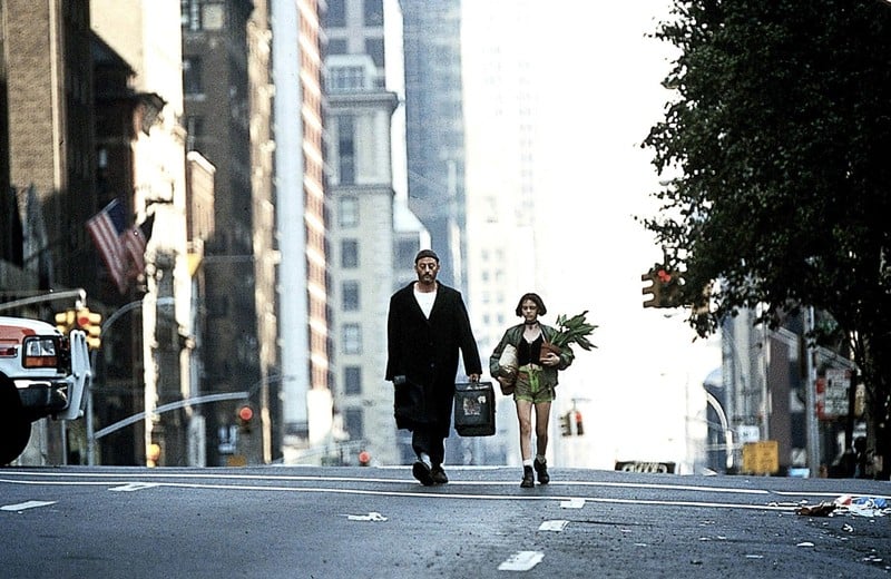 Jean Reno e Natalie Portman in strada in una scena del film 'Leon: The Professional'