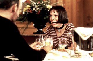 Jean Reno e una sorridente Natalie Portman in una scena del film Leon
