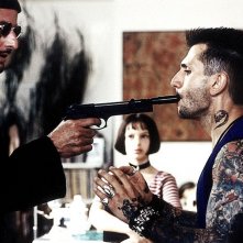 Jean Reno, Natalie Portman e Robert LaSardo durante una scena del film 'Leon: The Professional'