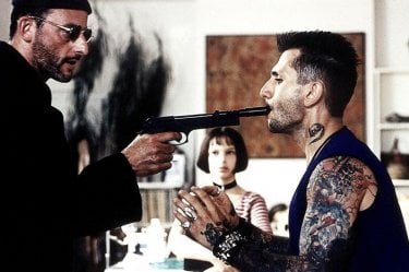 Jean Reno, Natalie Portman e Robert LaSardo durante una scena del film 'Leon: The Professional'