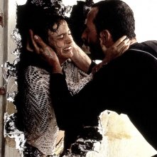 Natalie Portman e Jean Reno in una triste scena del film Leon