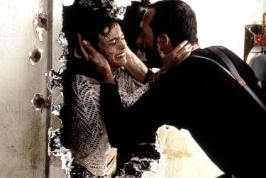 Natalie Portman e Jean Reno in una triste scena del film Leon