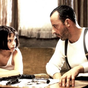 Natalie Portman è Mathilda e Jean Reno è Léon nel film Leon: the Professional