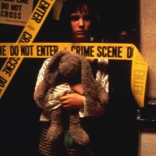 Natalie Portman è Matilda con il suo coniglio di peluches nel film Leon