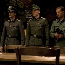 Til Schweiger, Gedeon Burkhard e Michael Fassbender in una scena del film Bastardi senza gloria