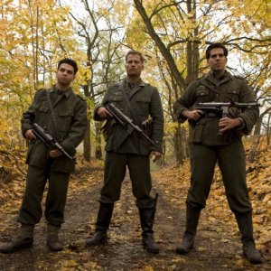 Til Schweiger, Samm Levine e Eli Roth in una scena del film Bastardi senza gloria