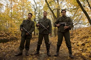 Til Schweiger, Samm Levine e Eli Roth in una scena del film Bastardi senza gloria