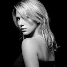 Un'immagine in bianco e nero di Poppy Montgomery