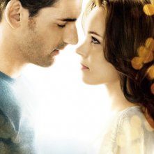 Una dolce immagine di Eric Bana e Rachel McAdams in una foto promo del film Un amore senza tempo