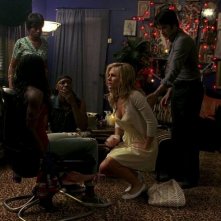 Adina Porter, Nelsan Ellis, Anna Paquin e Stephen Moyer in una scena dell'episodio 'New World In My View' della serie True Blood