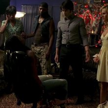 Adina Porter, Nelsan Ellis, Stephen Moyer e Anna Paquin in una scena dell'episodio 'New World In My View' della serie True Blood