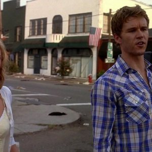 Al loro ritorno a Bon Temps, Sookie (Anna Paquin) e Jason (Ryan Kwanten) trovano una città in preda al delirio in una scena dell'episodio 'New World In My View' della serie True Blood
