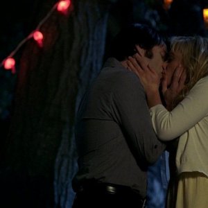 Bill (Stephen Moyer) e Sookie (Anna Paquin) si baciano in una scena dell'episodio 'New World In My View' della serie True Blood