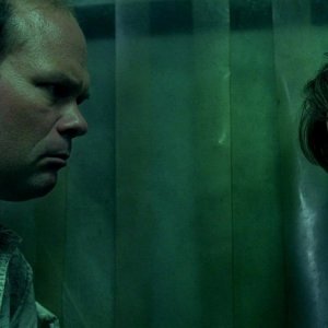 Il detective Andy Bellefleur (Chris Bauer) e Sam Merlotte (Sam Trammell) in trappola nella cella frigorifero del Merlotte in una scena dell'episodio 'New World In My View' della serie True Blood
