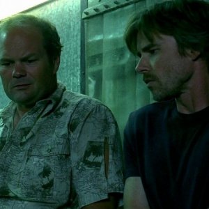 Il detective Andy Bellefleur (Chris Bauer) e Sam Merlotte (Sam Trammell) in una scena dell'episodio 'New World In My View' della serie True Blood