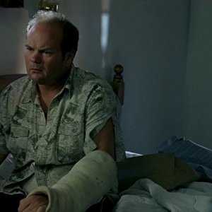 Il detective Andy Bellefleur (Chris Bauer) non molla la bottiglia in una scena dell'episodio 'New World In My View' della serie True Blood