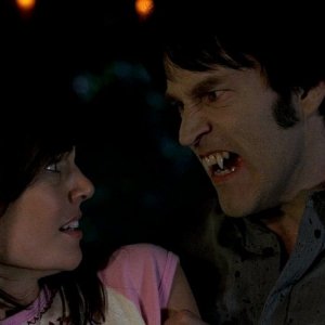 Il vampiro Bill (Stephen Moyer) spaventa una cliente di Lafayette in una scena dell'episodio 'New World In My View' della serie True Blood